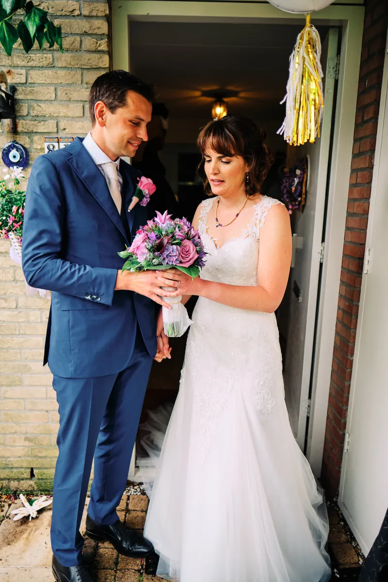 Alvin en Manon met het boeket in de deuropening