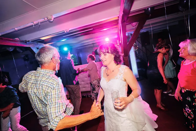 Manon danst met een gast op het feest in gekleurd licht