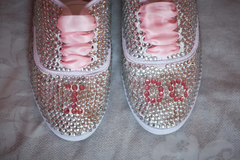De glittersneakers van Marcella met roze veters