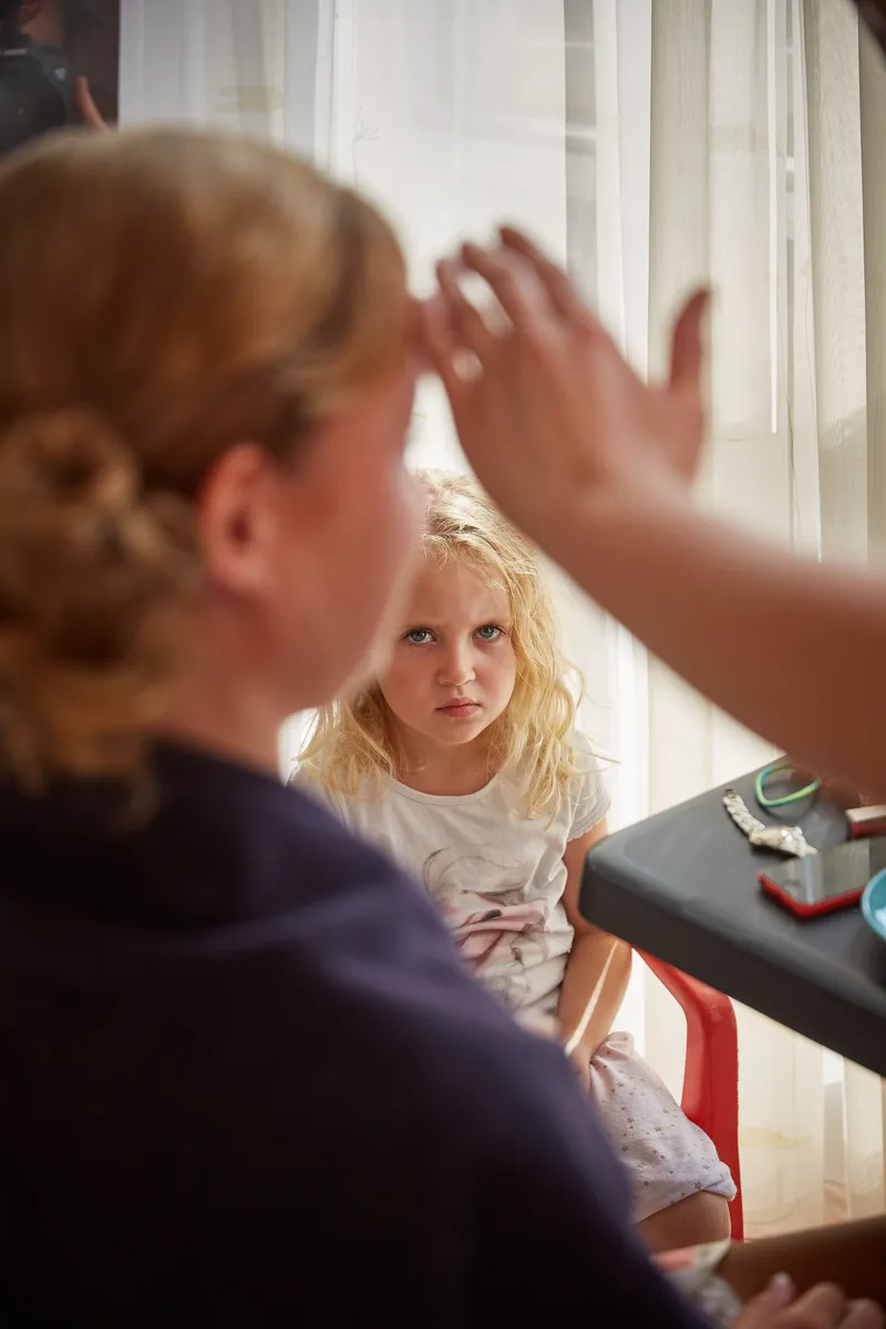 Margherita wordt opgemaakt, haar dochter kijkt toe