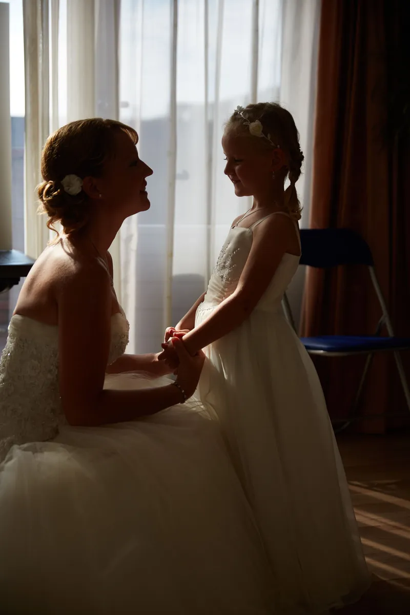 Margherita en haar dochter bij het raam, in tegenlicht
