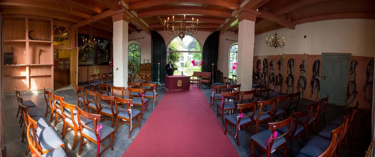 De trouwzaal met rode stoelen, nog leeg