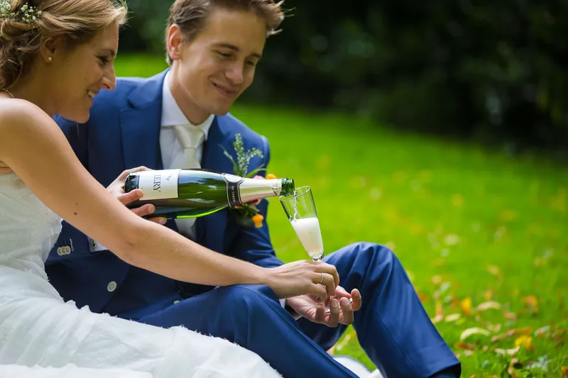 Wannes schenkt champagne in