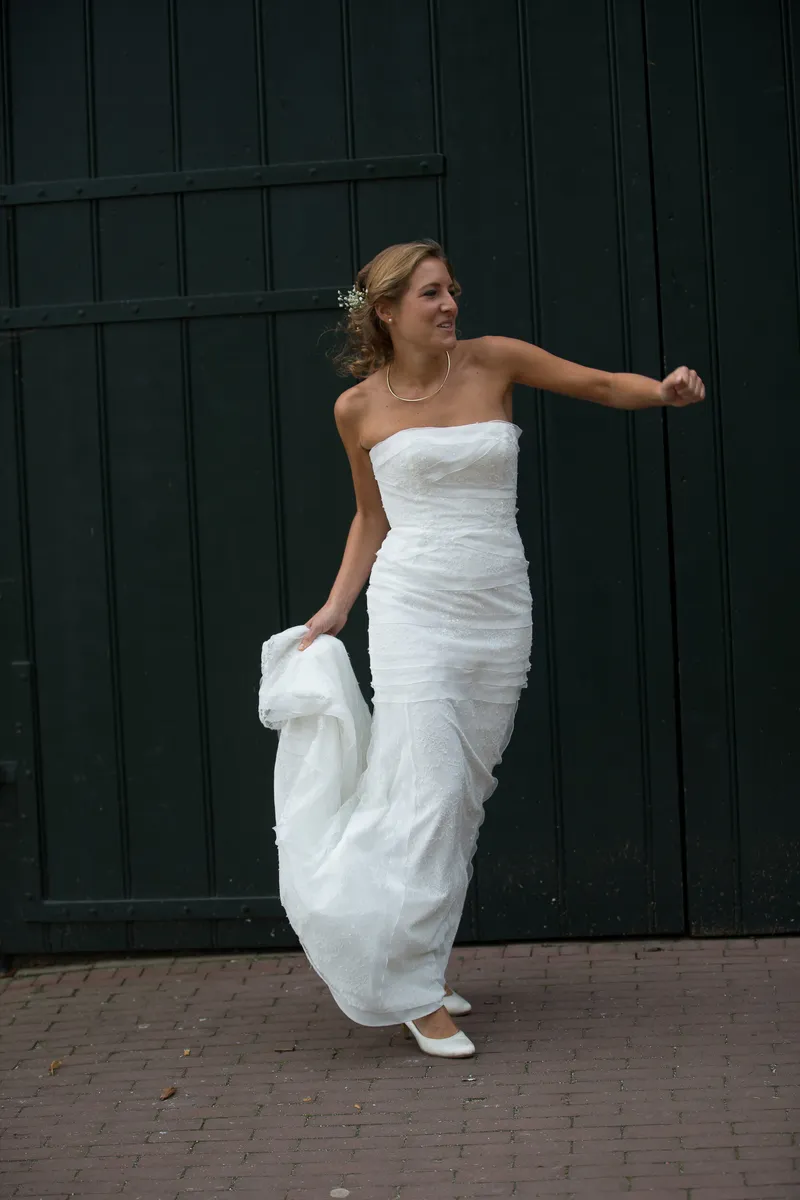 Karin danst met haar jurk in de hand