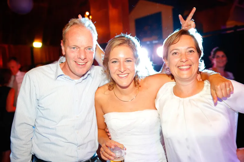 Karin met vriendinnen op de dansvloer
