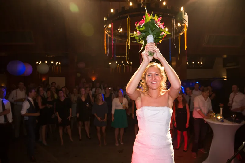 Karin gooit het boeket