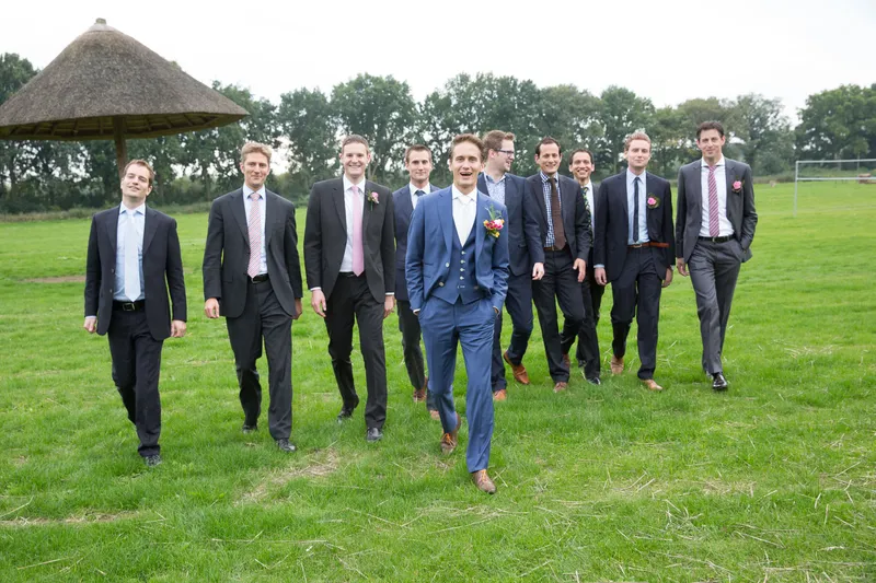 Wannes loopt met zijn vrienden over het gras