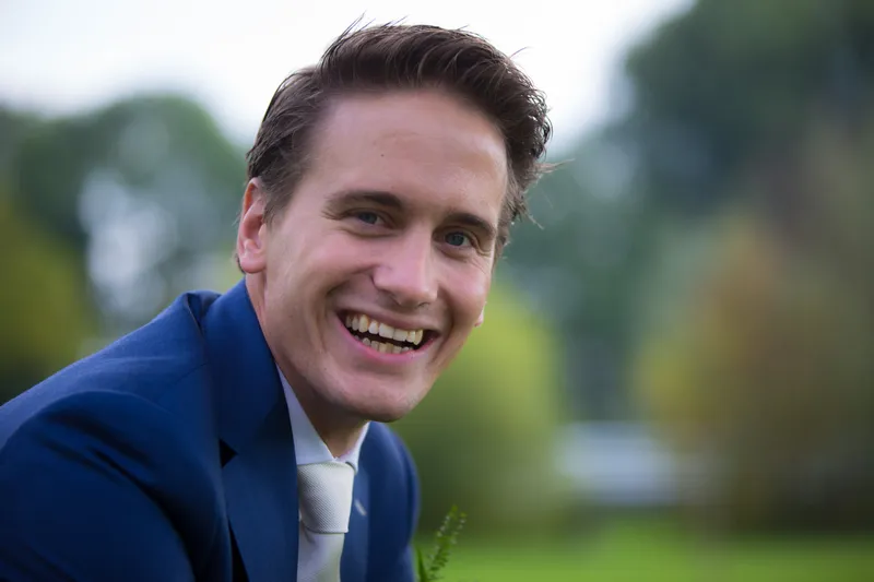 Wannes lacht in de camera