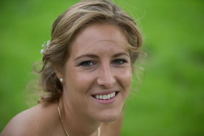 Karin lacht in de camera