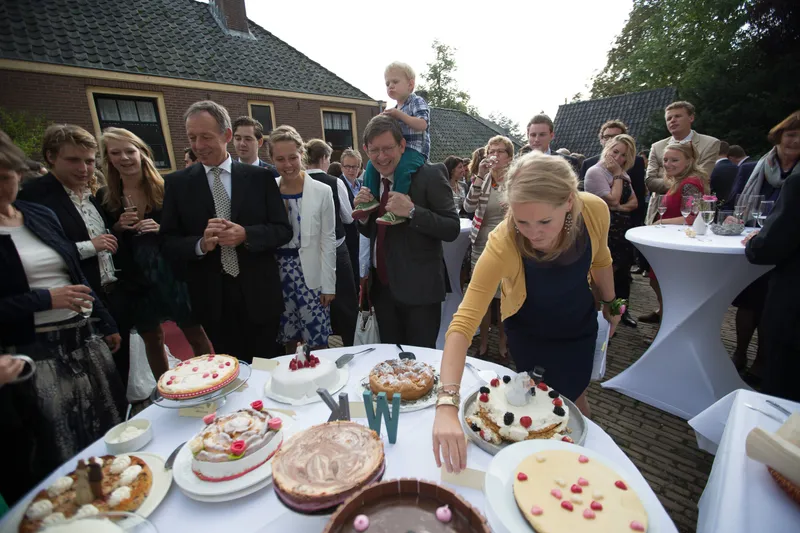 De tafel vol verschillende zelfgebakken taarten