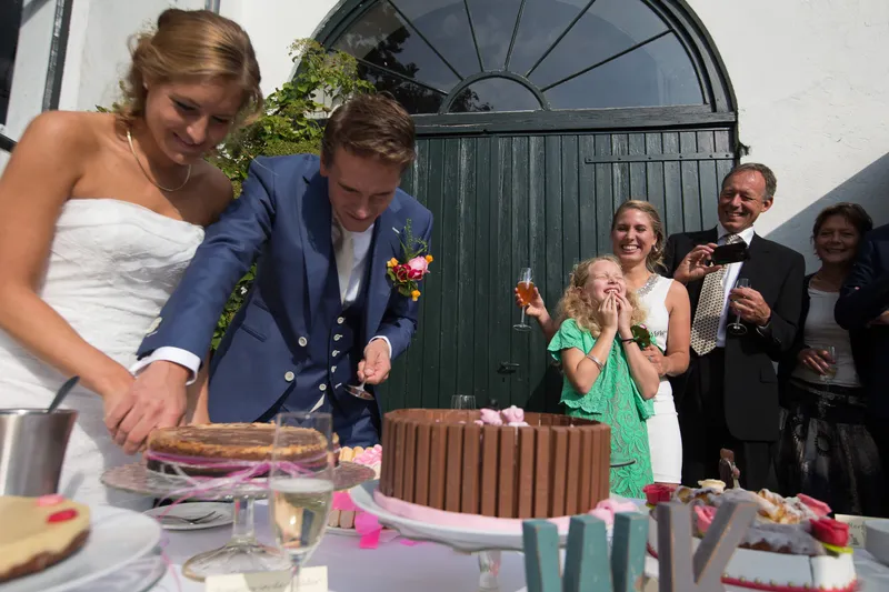 Karin en Wannes snijden een van de taarten aan