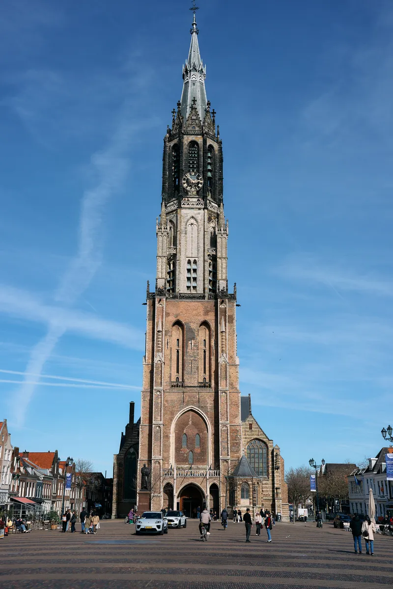 De toren van de Nieuwe Kerk tegen een strakblauwe lucht