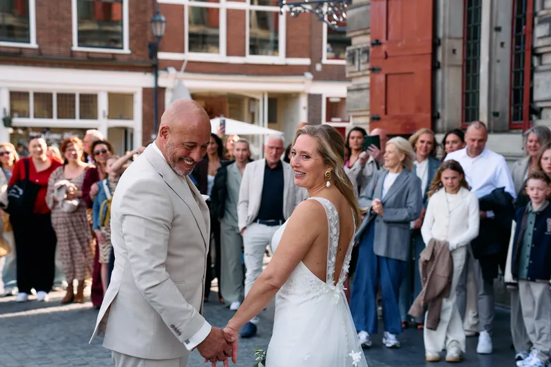 Danitsja en Brian komen hand in hand aan op de Markt, de gasten staan te wachten