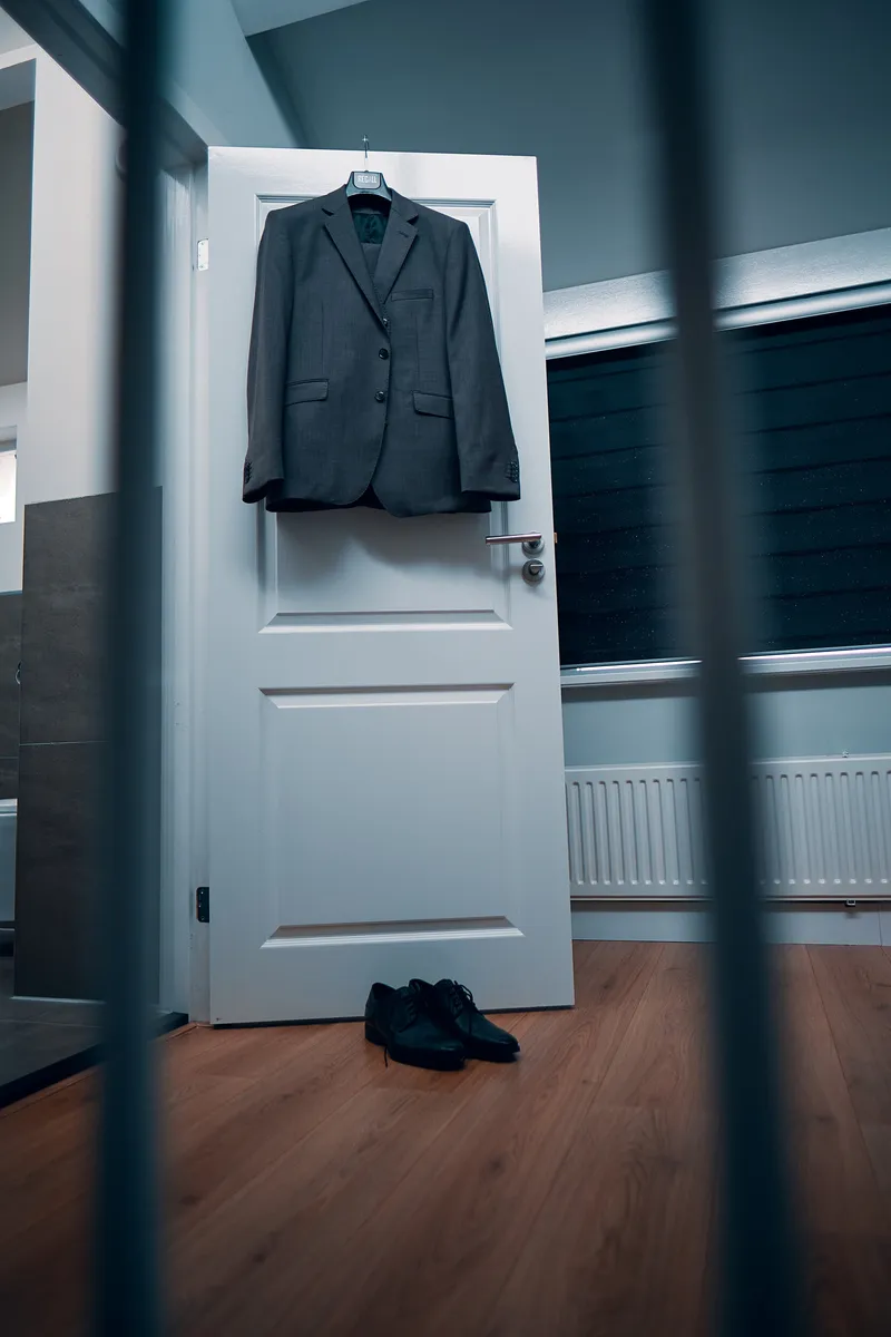 Het pak van Maurice hangt aan de deur, zijn schoenen staan eronder