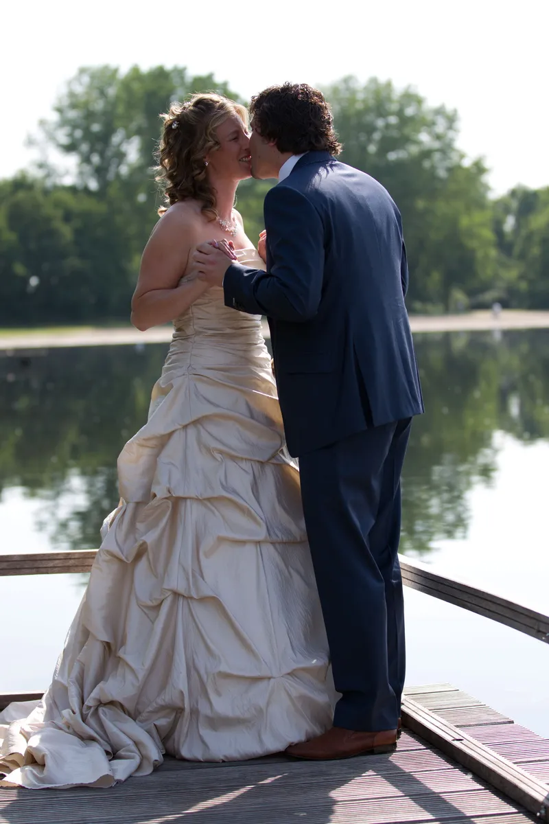 Patricia en Arno kussen op de steiger aan het Noord Aa