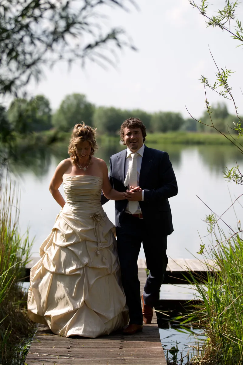 Patricia en Arno lopen de steiger af