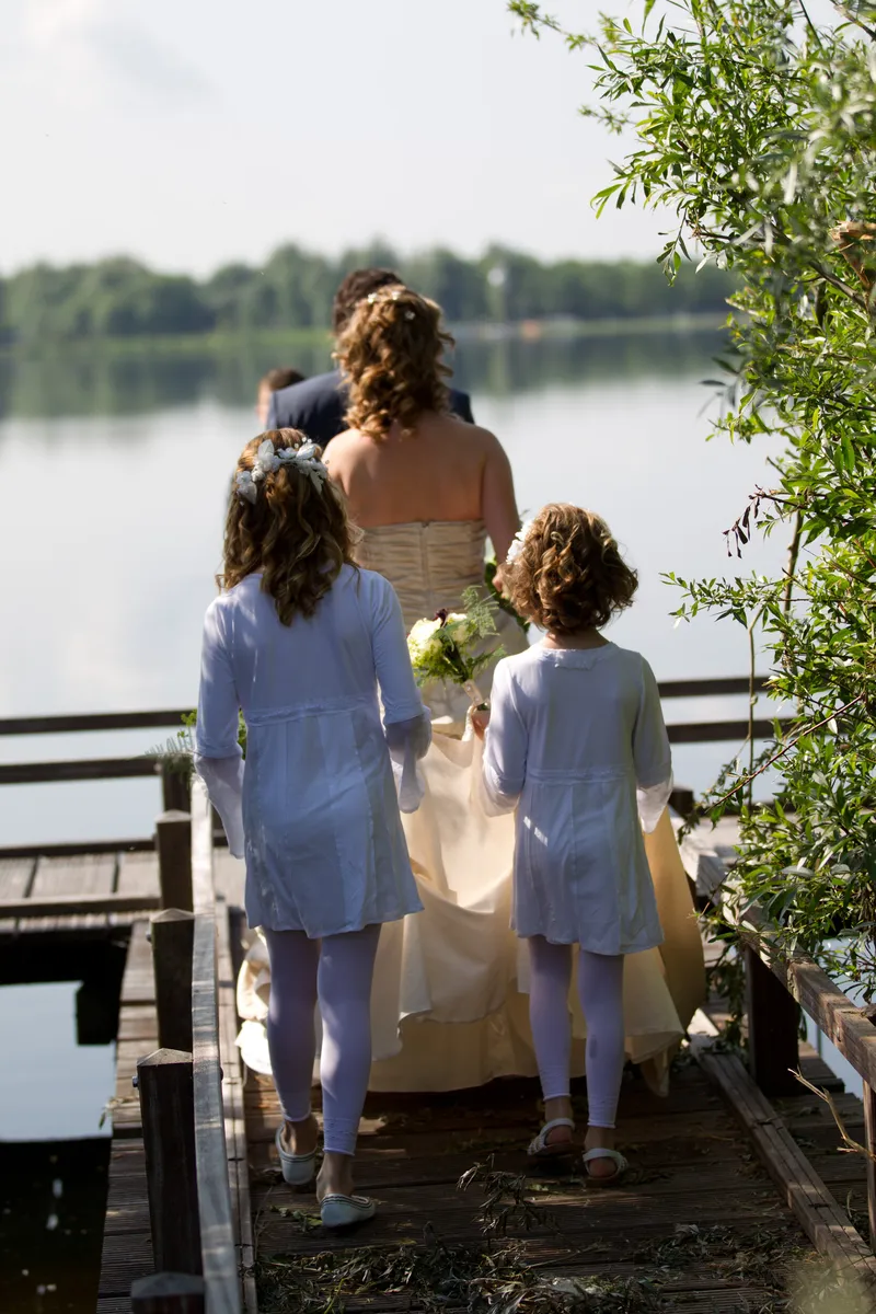 Patricia loopt met haar nichtjes over de steiger naar het water