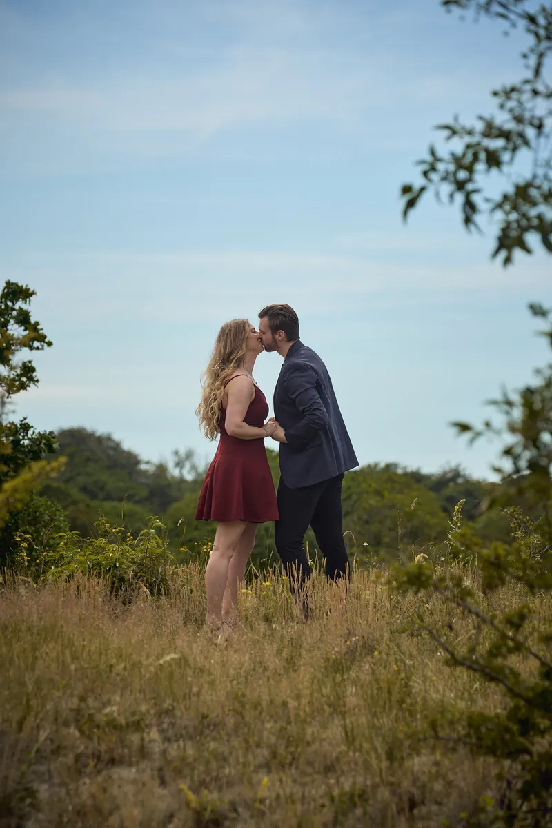 Dimitri en Kayleigh staan dicht bij elkaar in het hoge gras