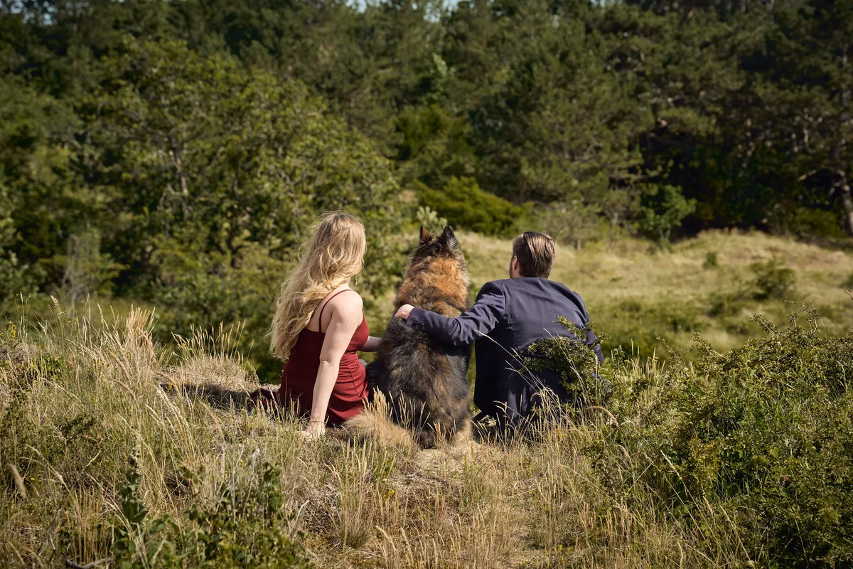 Dimitri, Kayleigh en de hond zitten in het duinlandschap