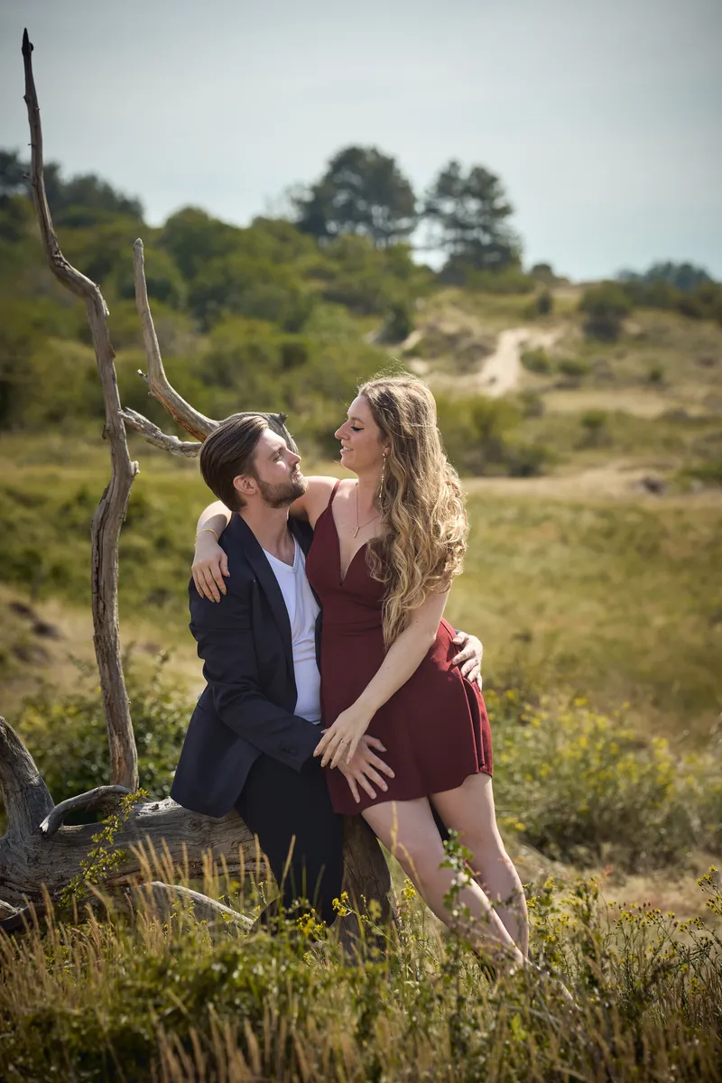 Dimitri en Kayleigh zitten tegen elkaar aan op een oude boomstam