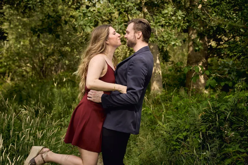 Kayleigh tilt haar been op terwijl ze Dimitri omhelst in het bos