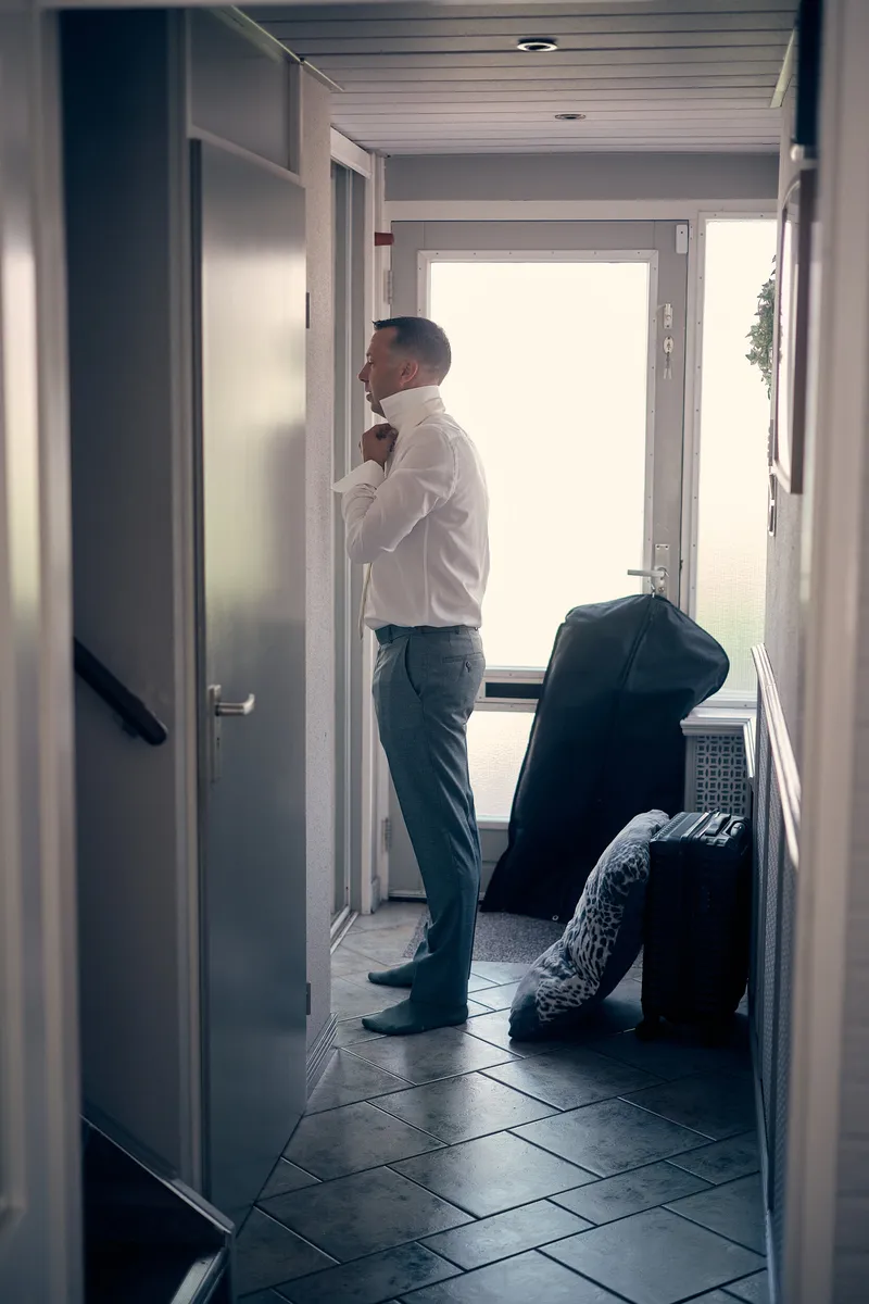 Michiel kijkt door de open deur naar buiten
