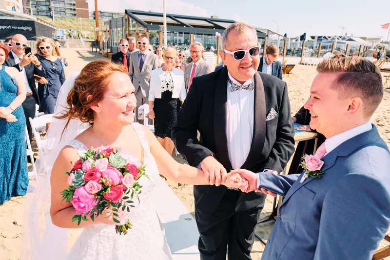 Victoria lacht met een gast op het terras