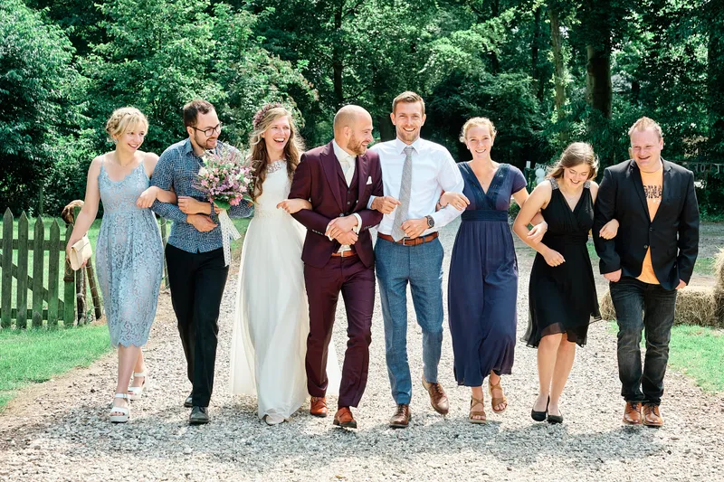 Simon en Mariëth lopen arm in arm met hun vrienden