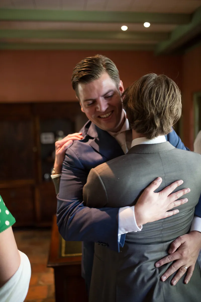 Stefan omhelst een gast