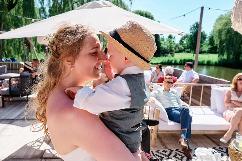 Ylona knuffelt haar zoontje op de terrasbank
