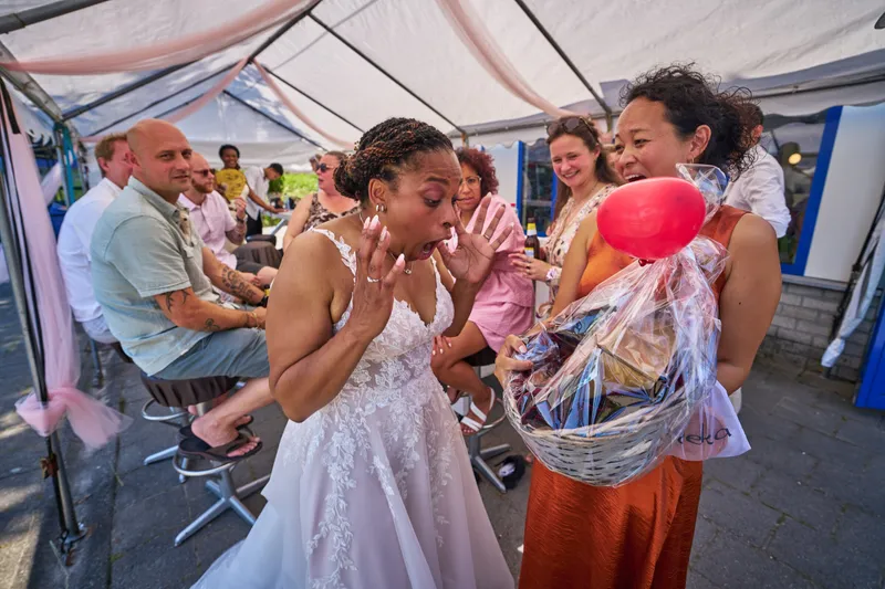 Felicia krijgt een cadeaumand onder de tent