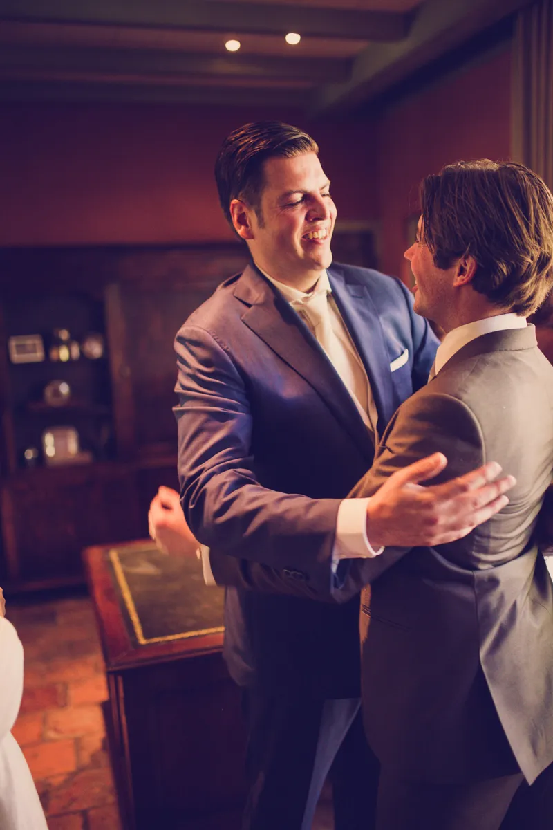Een felicitatie met een omhelzing