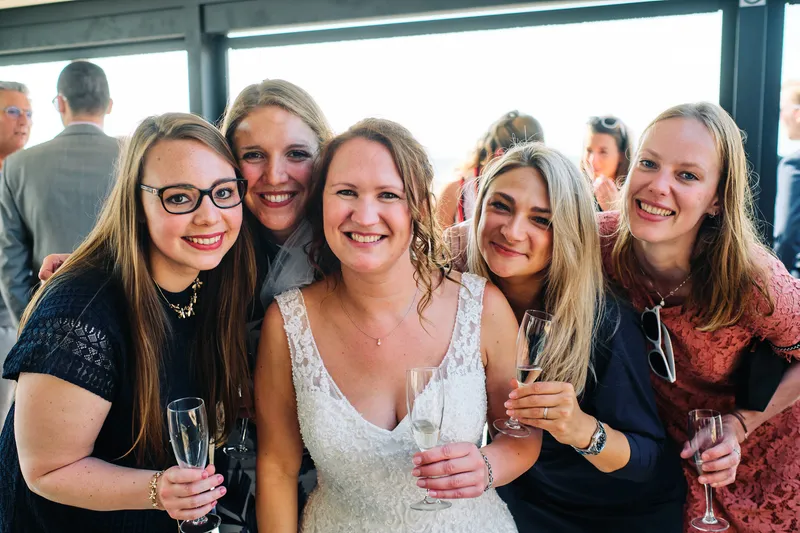 Vriendinnen lachen met Victoria
