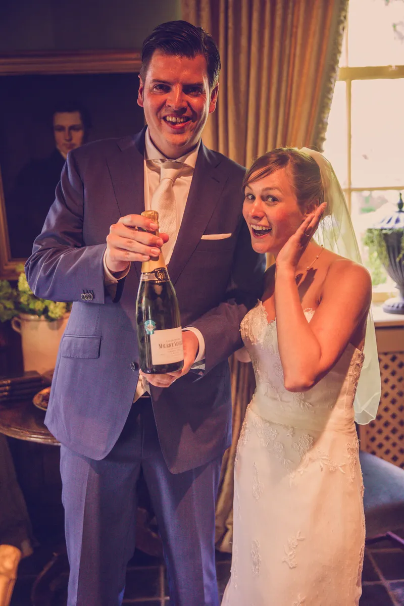 Stefan proost met een glas champagne