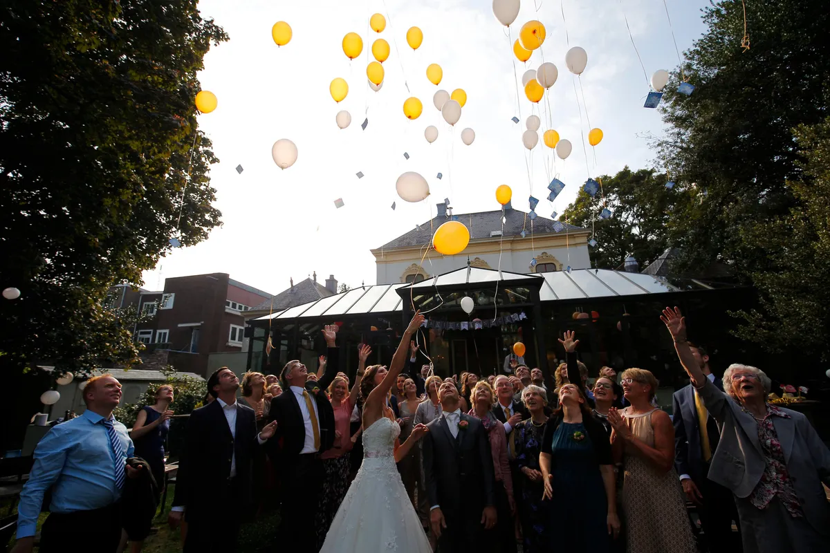 De ballonnen gaan de lucht in boven de villa