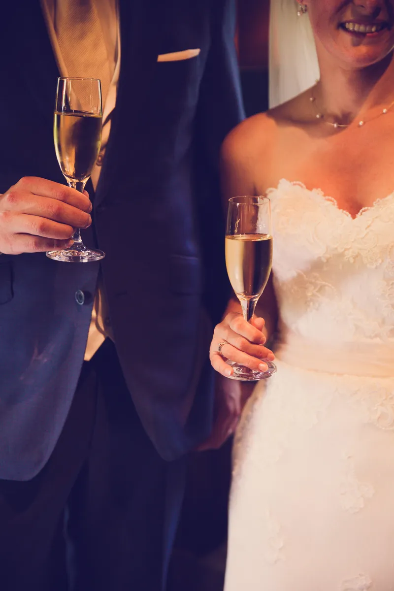 Liza lacht met een glas in haar hand