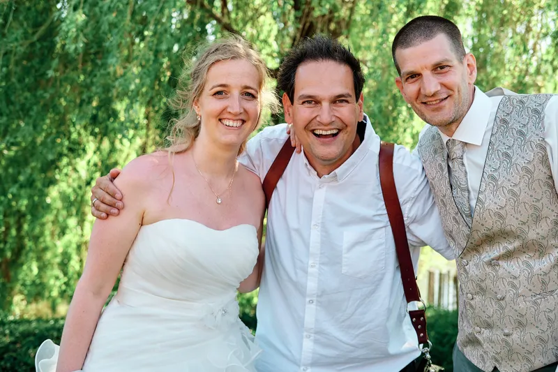 Ylona en Wouter met een vriend in bretels