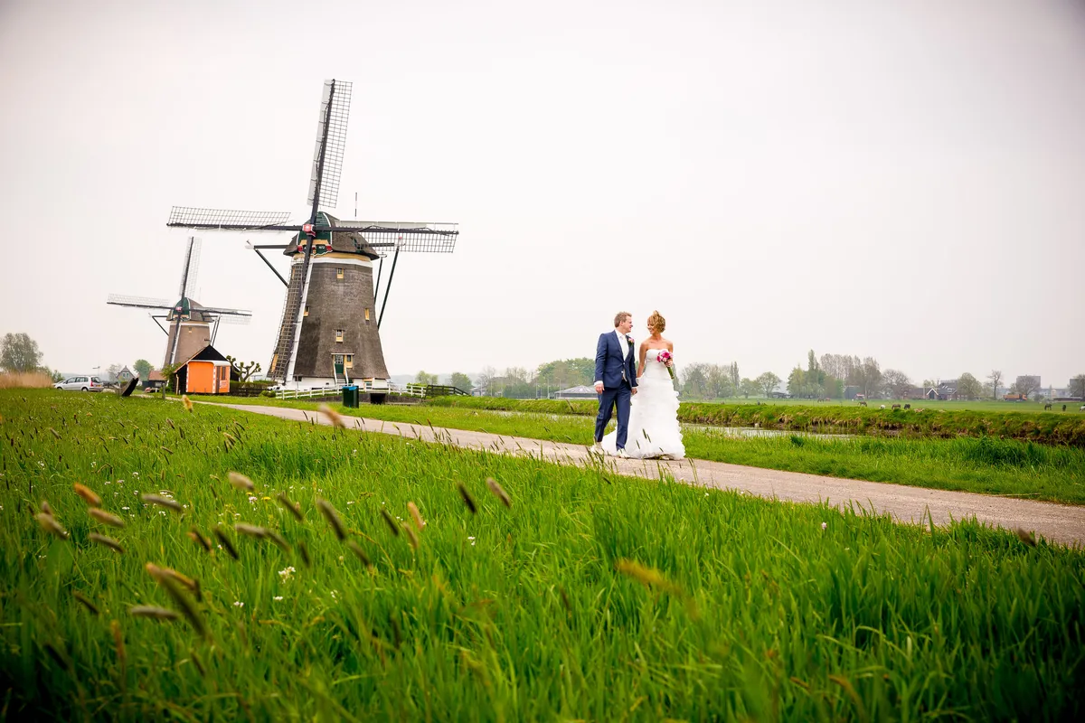 Desirée en Marcel lopen over het pad naar de molen
