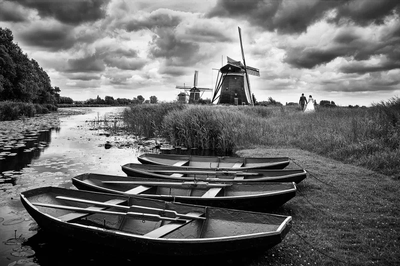 Zwart-wit: de bootjes aan het water, met de molens en het bruidspaar in de verte
