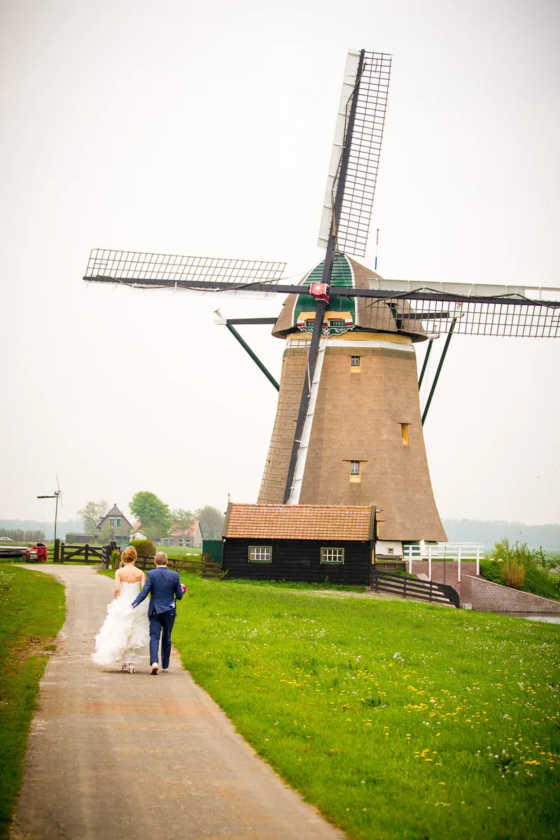 Desirée en Marcel op het pad bij de molen