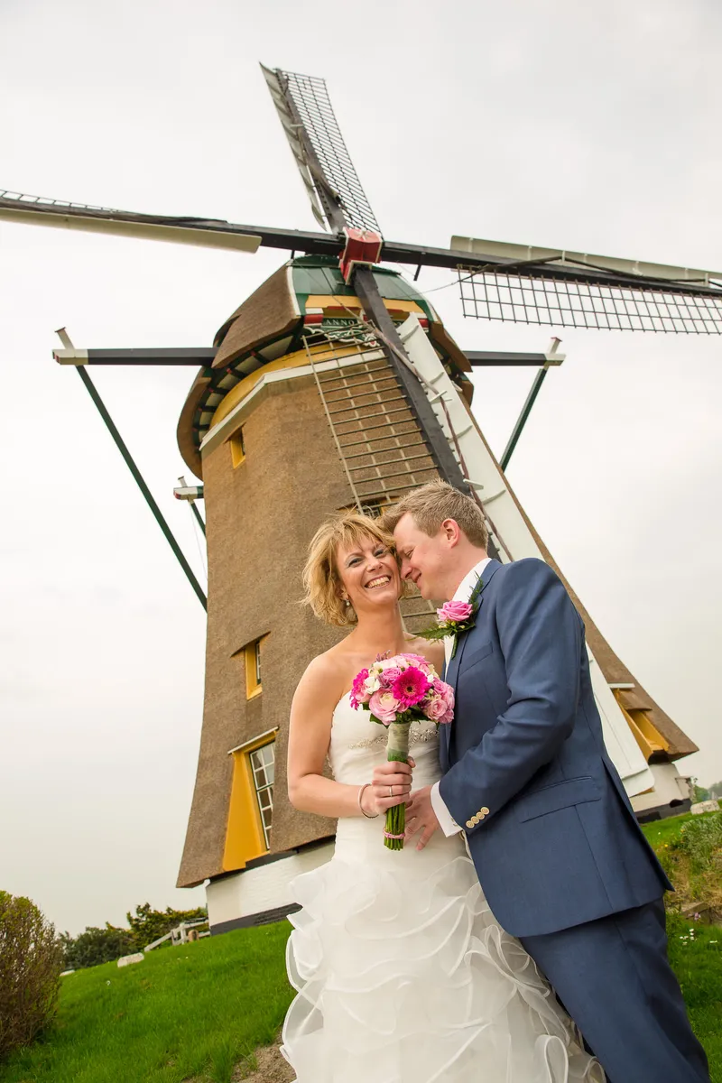 Desirée en Marcel voor de molen