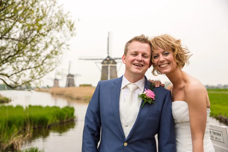 Desirée en Marcel lachen, met de molens in de verte
