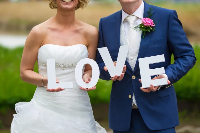 Desirée en Marcel met grote letters LOVE