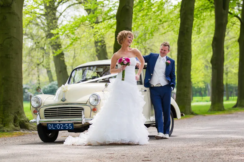 Desirée en Marcel bij de witte Morris Minor
