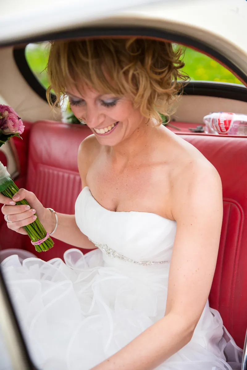 Desirée lacht in de Morris Minor