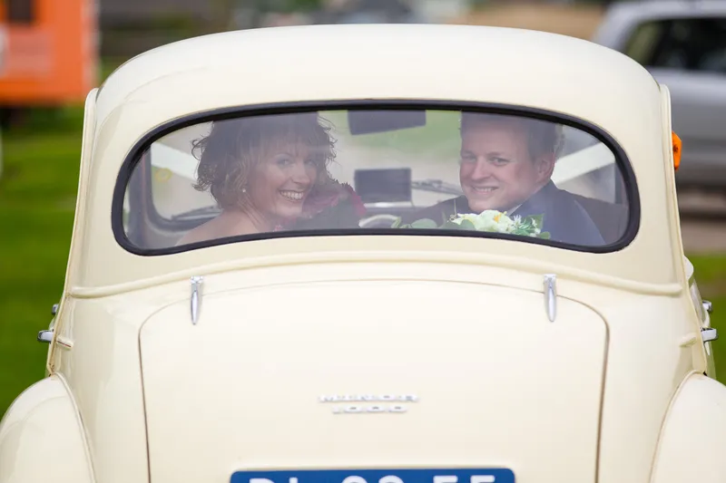 Desirée en Marcel in de Morris Minor