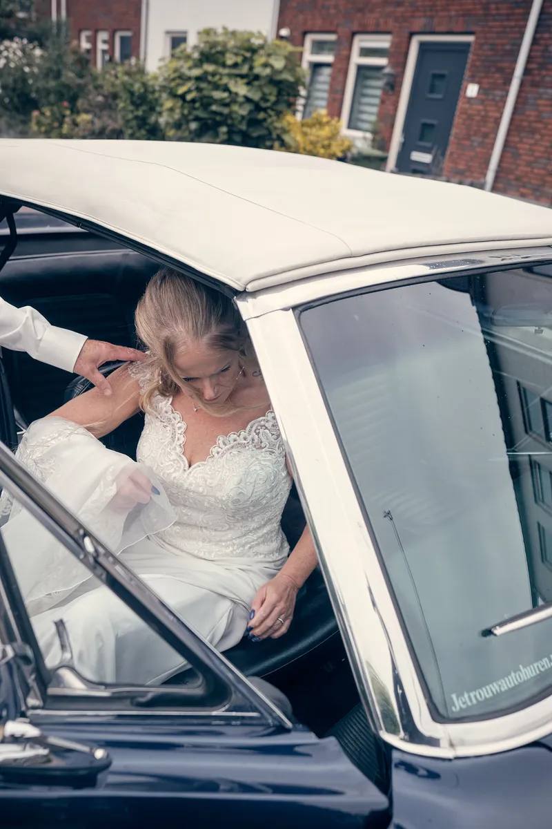 Ingeborg stapt in de Mustang