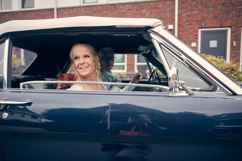 Ingeborg lacht vanuit de Mustang-cabrio