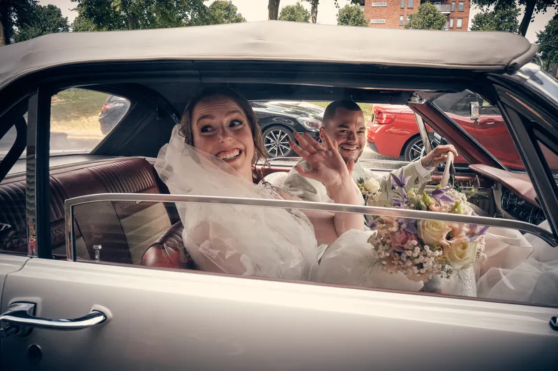 Wendy lacht door het raampje van de Mustang