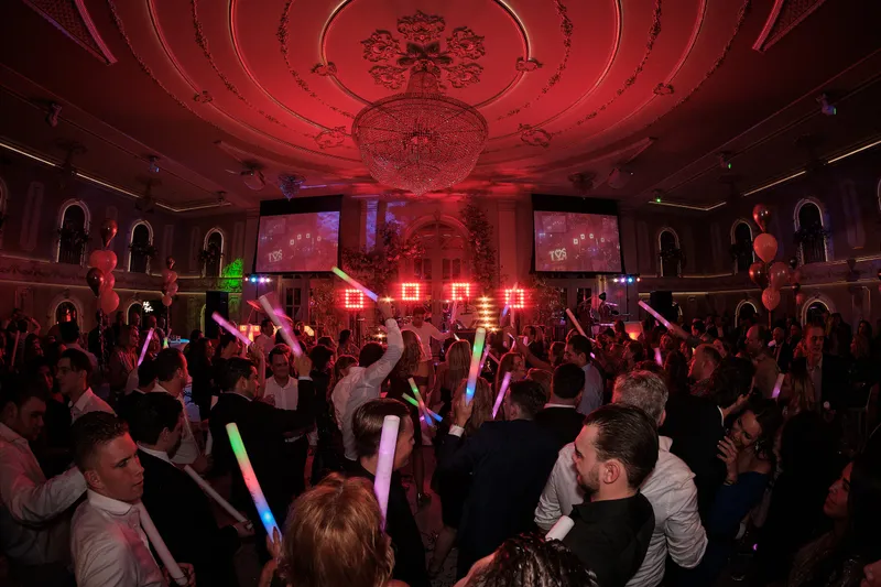 De zaal vol lichtstaven in het rode licht